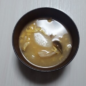 玉ねぎとしめじと卵の味噌汁